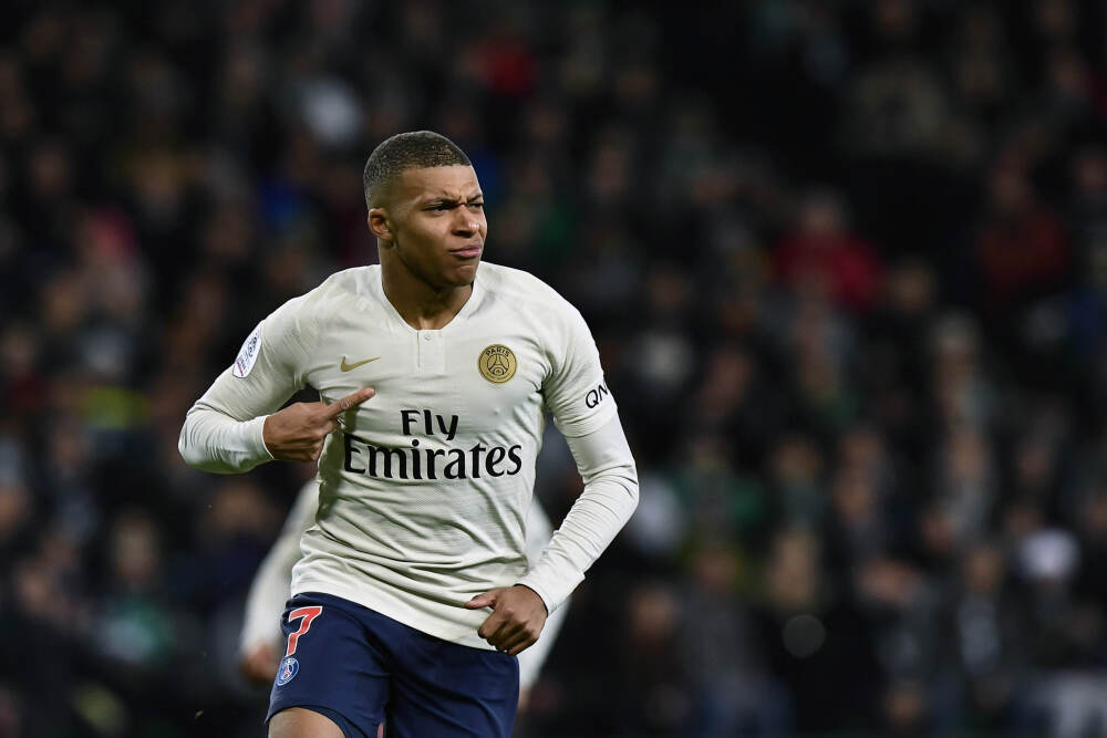 戴墨镜出席达沃斯会议，马克龙支持率提升